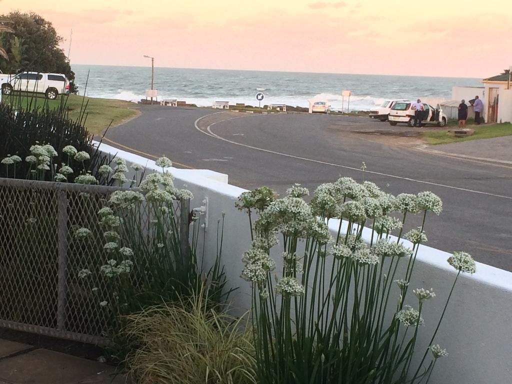 Breeze Inn Guesthouse Kiddʼs Beach Exteriör bild