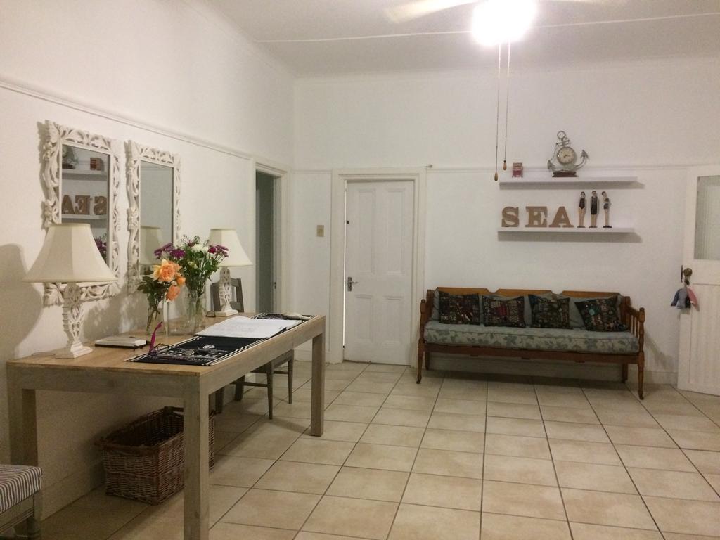 Breeze Inn Guesthouse Kiddʼs Beach Exteriör bild